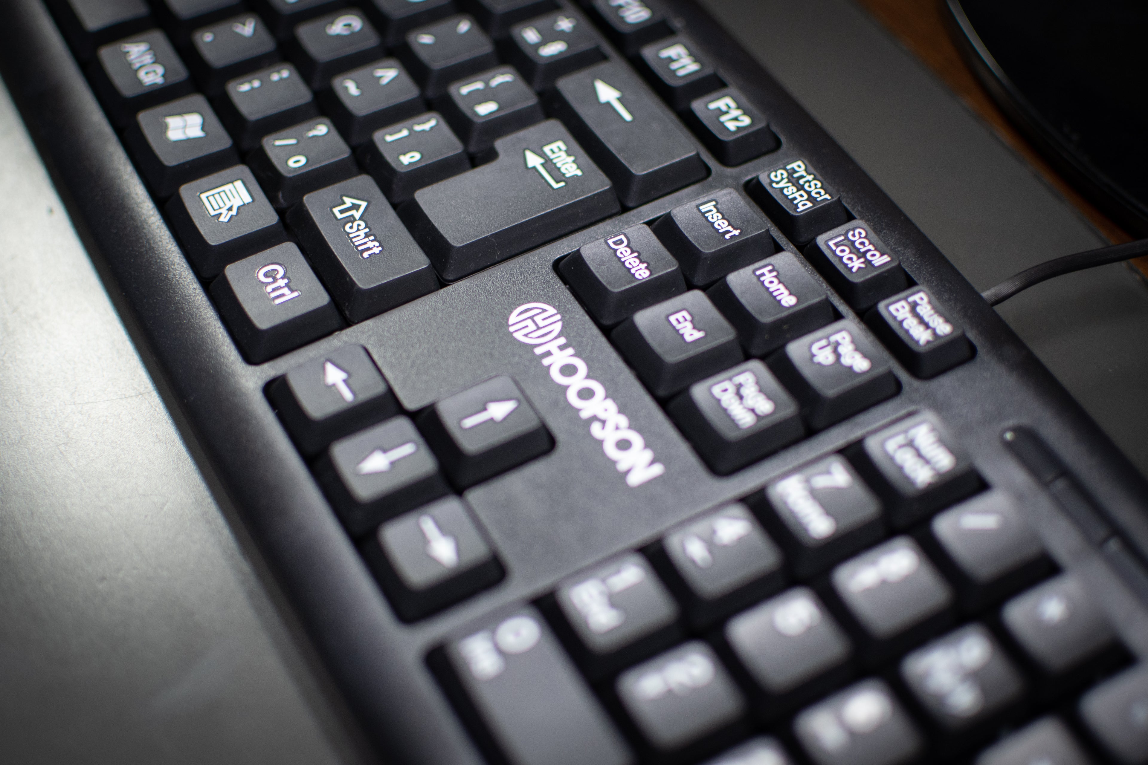Teclado USB HOOPSON ABNT2 — 107 Teclas, Anti-Respingo, Teclas Macias